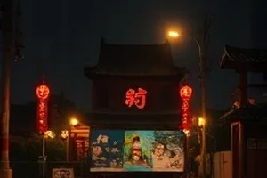 《末班地铁的窗》封面：夜行地铁车窗上倒映的乘客侧脸