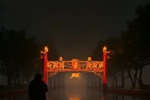 《门牌号 304》封面：走廊尽头锈迹斑斑的金属门牌