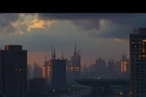 《盐场旧事》封面：阳光下成片的盐田与挑担人的剪影